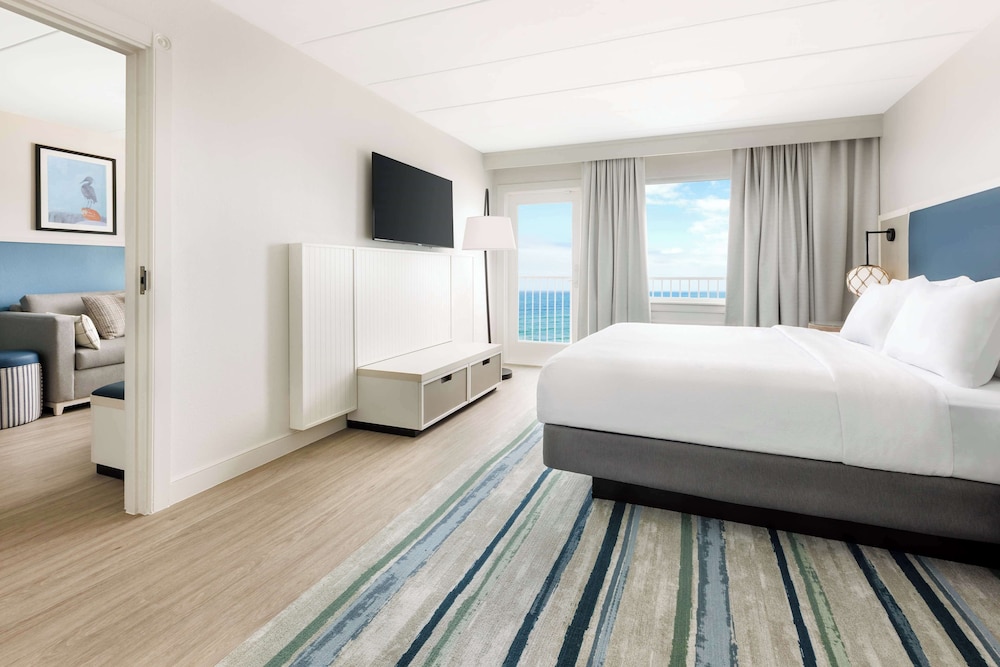 Suite, 1 King Bed, Accessible (Oceanfront) photo 1