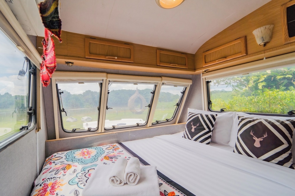 Campervan for 2 adults and 2 children - Photo 16