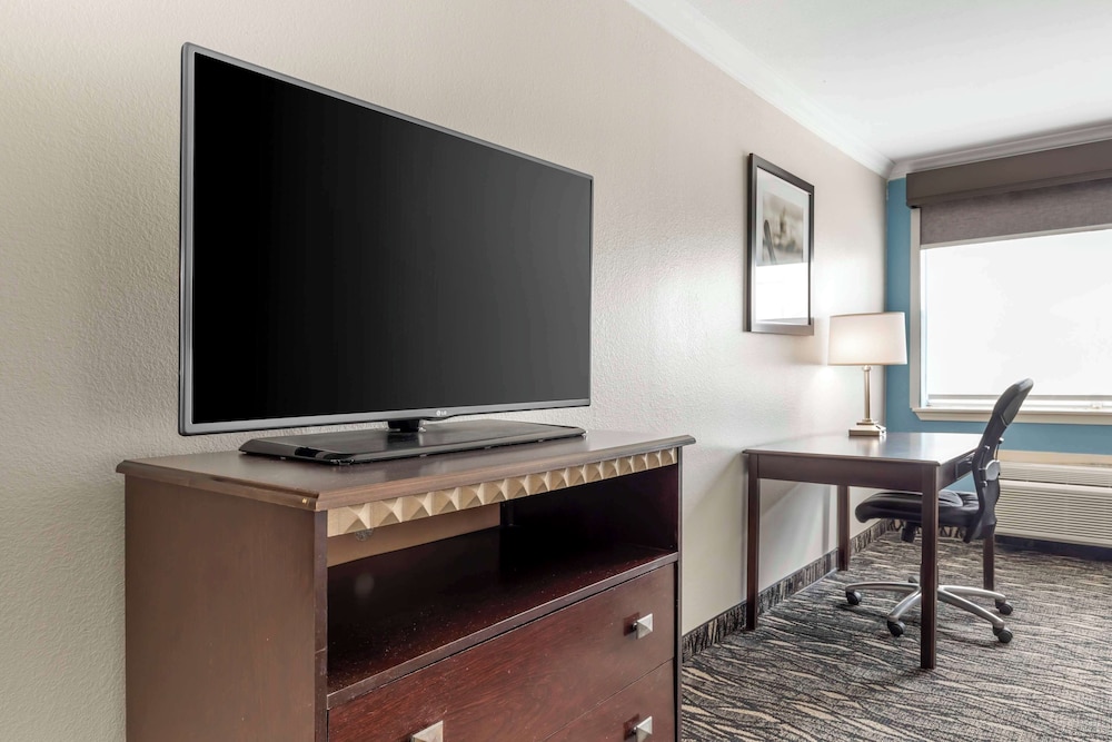 Standard Room, 2 Queen Beds, Non Smoking, Refrigerator & Microwave - Photo 3