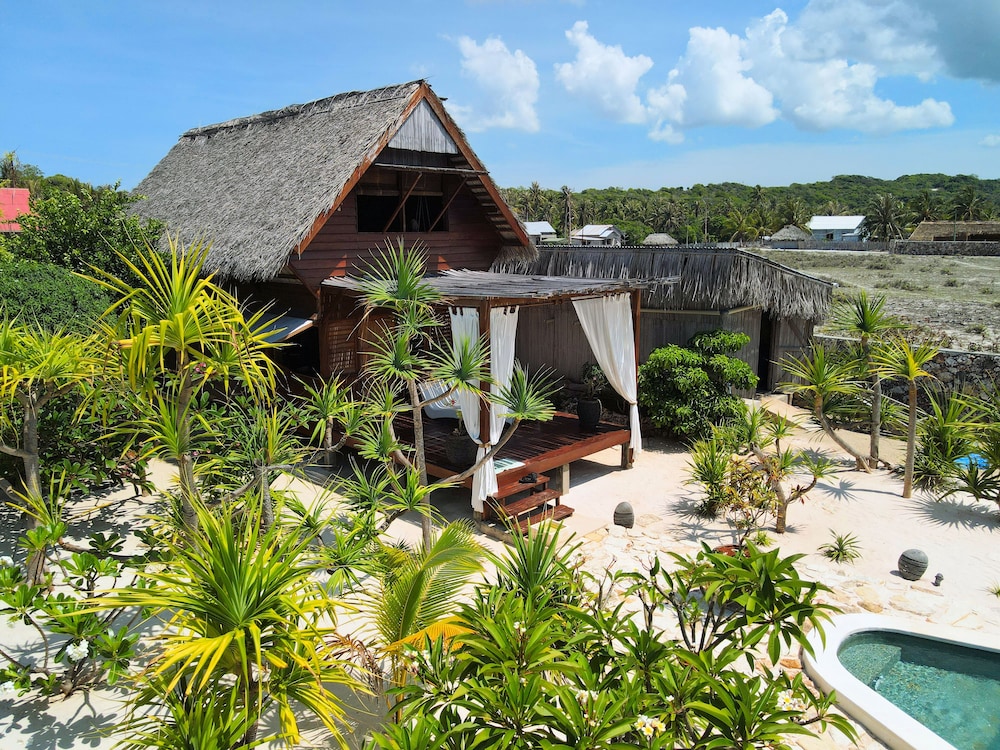 Deluxe Cottage, 1 Queen Bed, Pool View, Garden Area photo 2