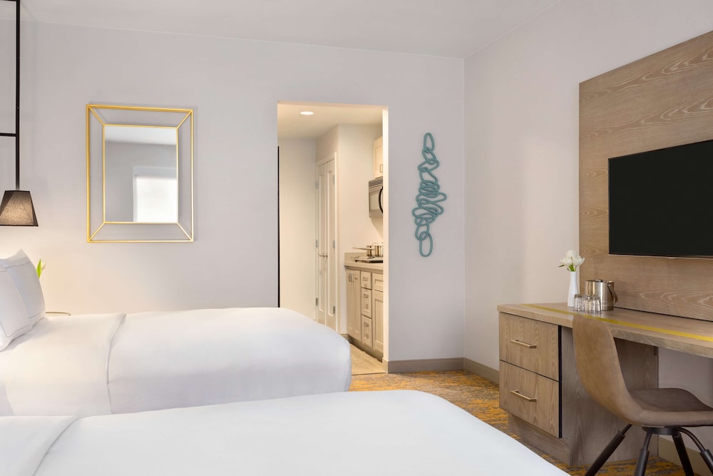 Room, 2 Queen Beds, Kitchen, Poolside - Photo 1