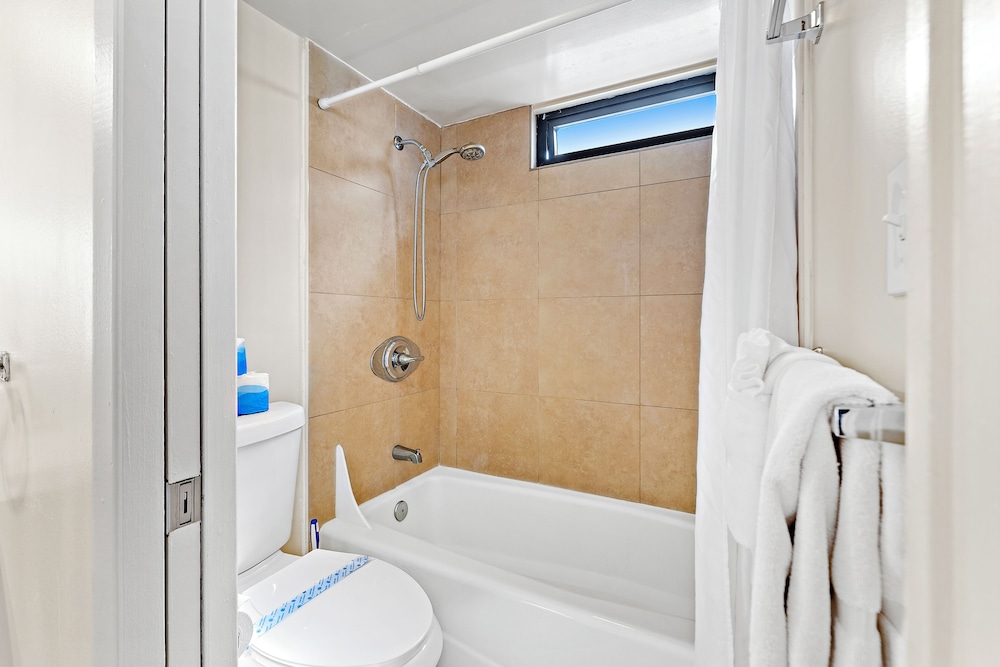 Premium Remodeled Condo with Ocean View and Parking: Premium Suite, 1 King Bed with Sofa bed, Balcony, Ocean View (0026) photo