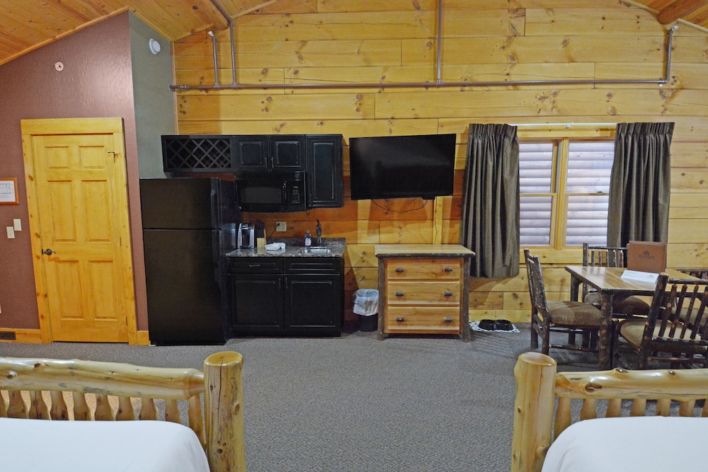 C43 - Comfort Cabin, 2 Queen Beds, Pet Friendly, Mountainside (Stand alone cabin) photo 2