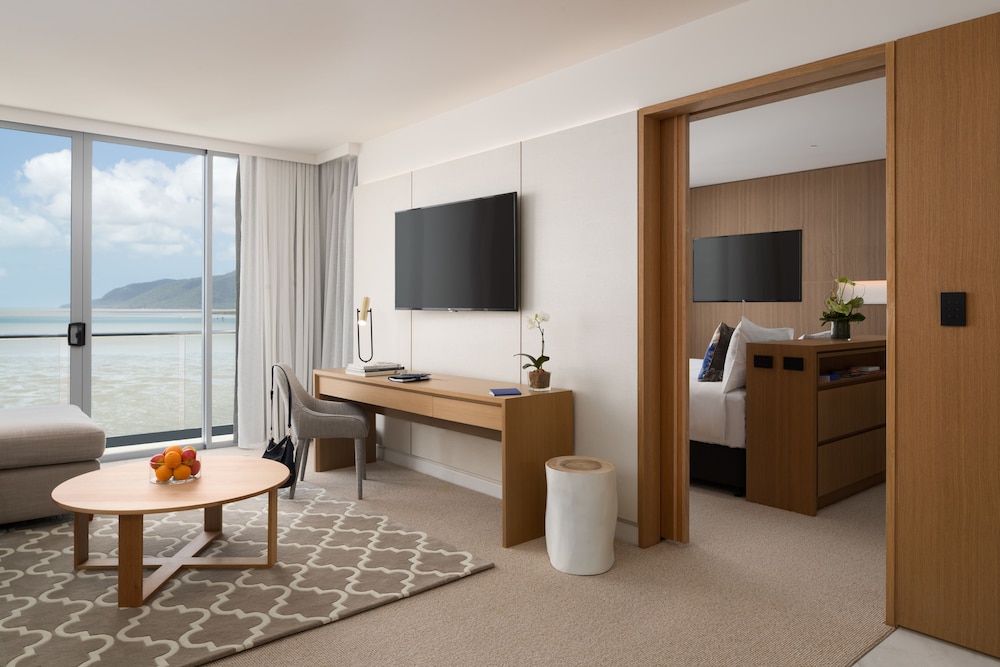 Suite, 1 King Bed With Sofa Bed thumbnail 5