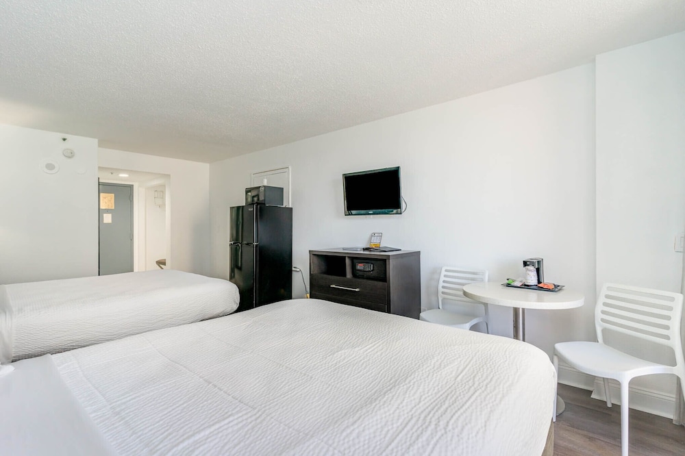 Oceanfront Room 2 Queen Beds No Balcony photo 2