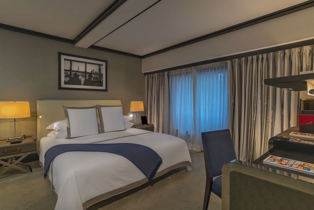 Deluxe Room, 1 King Bed, Accessible, Terrace (Roll-In Shower)