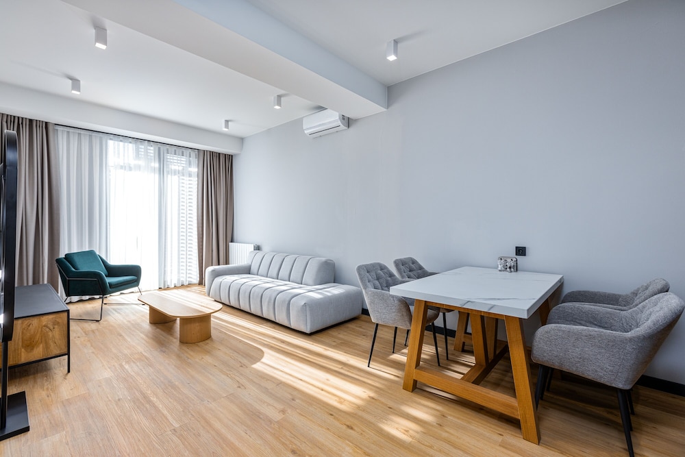 Deluxe One-Bedroom Balcony Suite with Kitchen photo 2