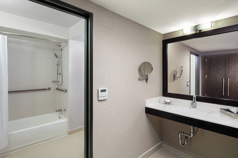 Double Room, 2 Double Beds (Mobility/Hearing Accessible, Tub) thumbnail 6