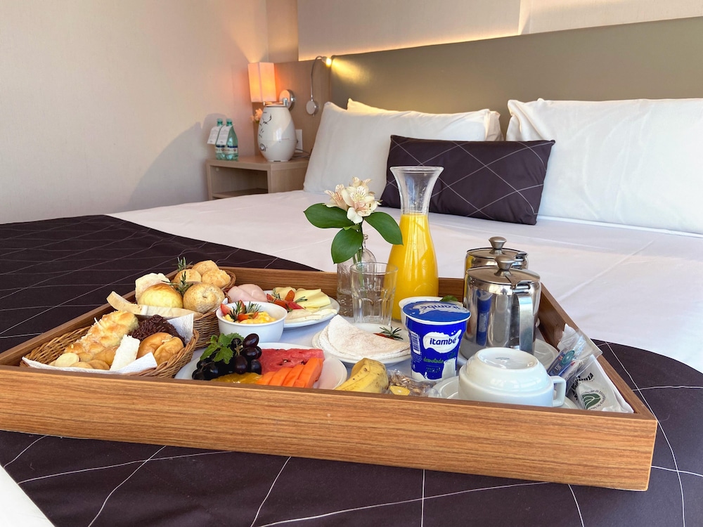 Deluxe Studio Suite, 1 Queen Bed, Ensuite photo 3
