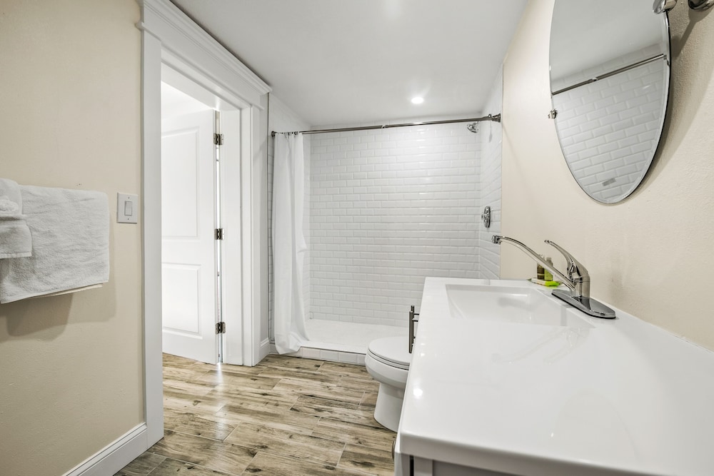 Suite - Photo 18