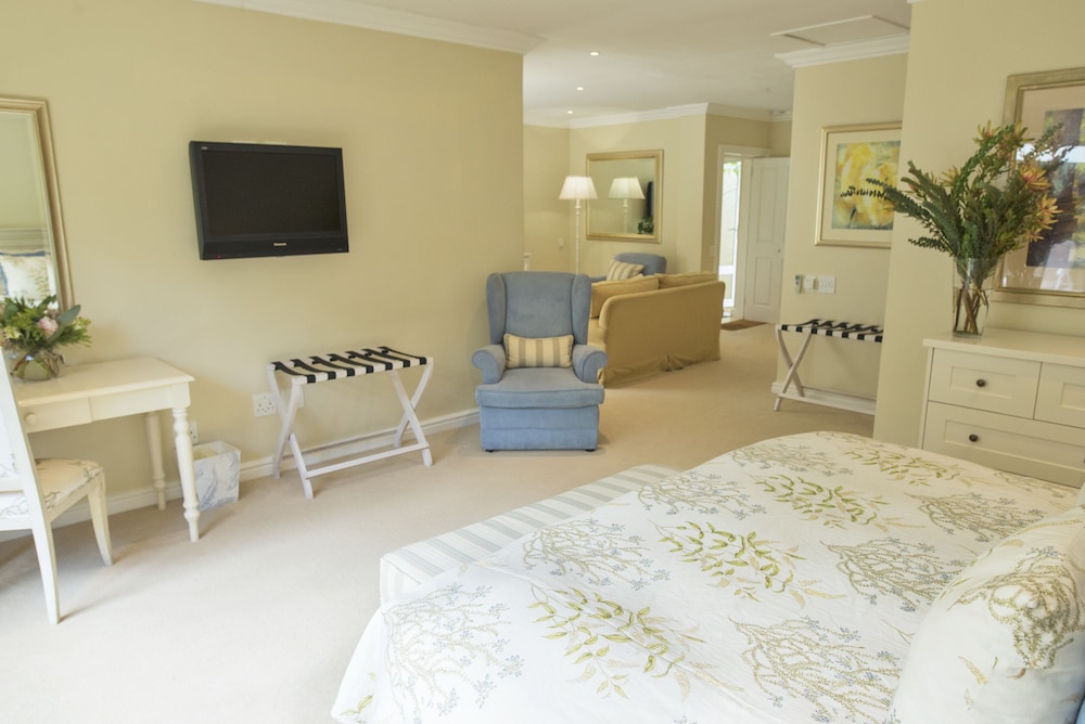 Standard Suite, 1 King Bed, Poolside thumbnail 5