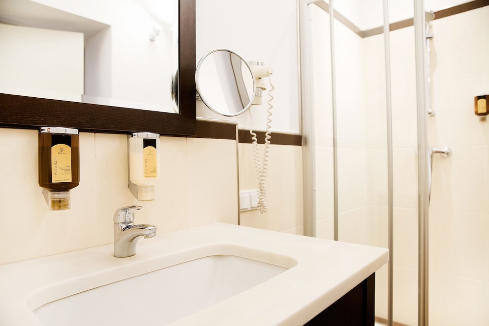 Available room thumbnail 6