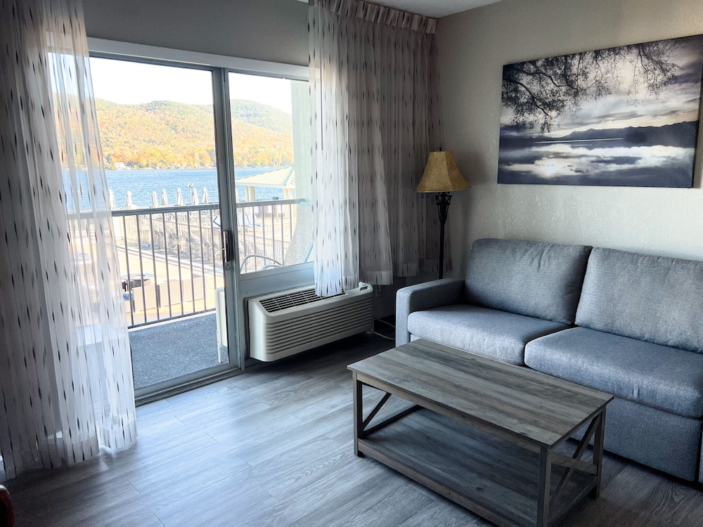 Suite, Lake View - Photo 2