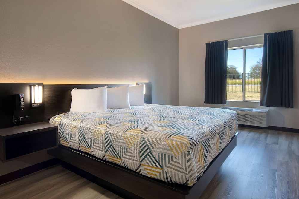 Standard Suite, 1 King Bed, Non Smoking - Photo 1