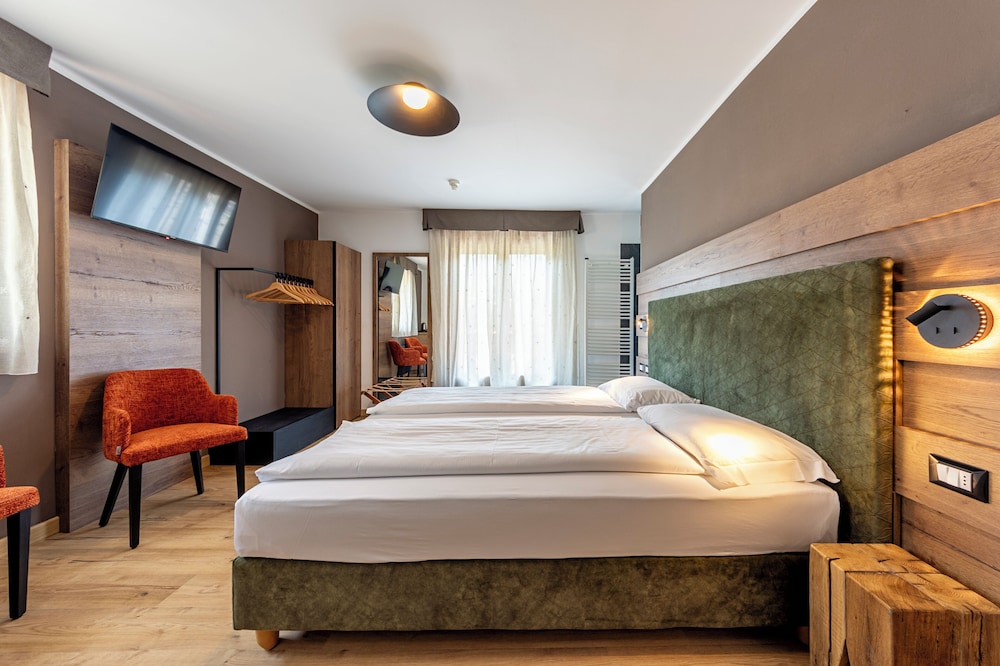 Deluxe Double or Twin Room, Balcony photo 1