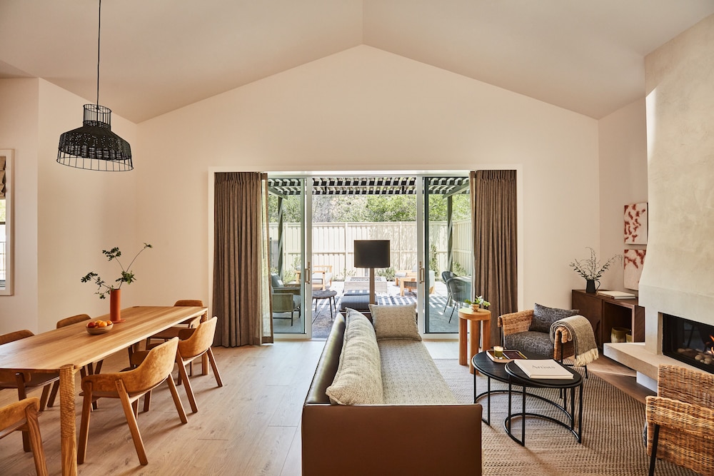 Suite, Multiple Beds, Hearing Accessible (King Estate, Roll-in Shower) photo 3