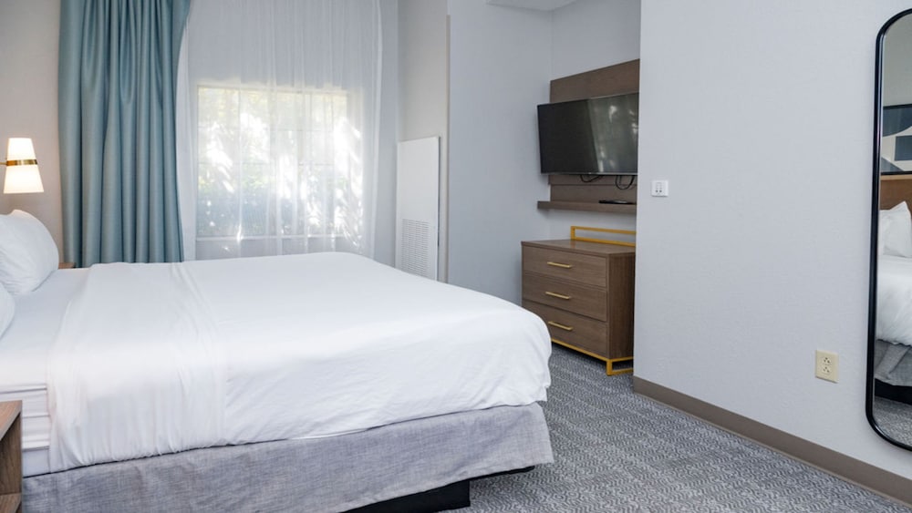 Suite, 2 Bedrooms, Kitchen (Living & Dining Area) - Photo 1