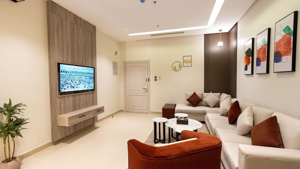 Deluxe Suite - Photo 8