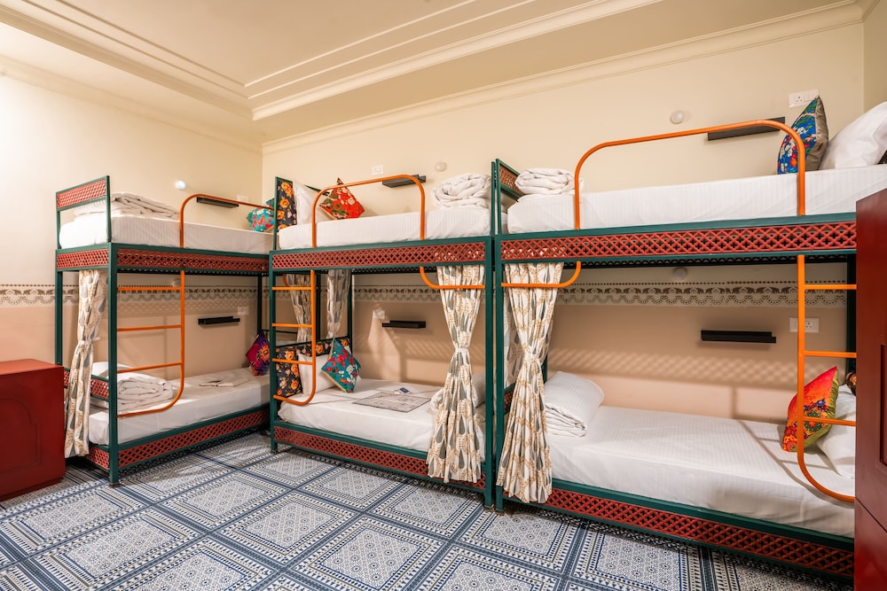 6 Bed Mixed Dom