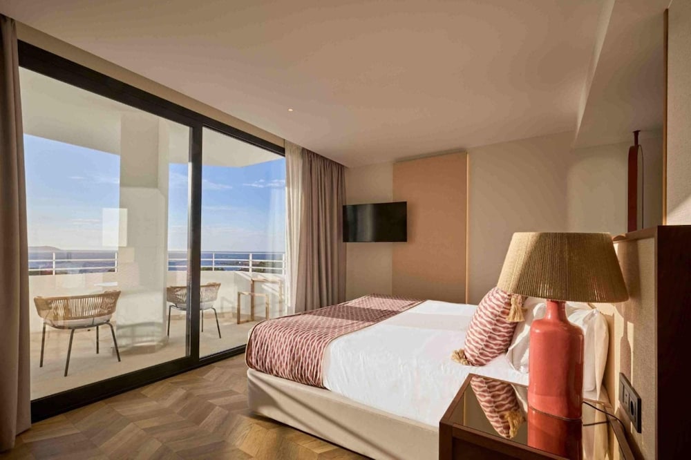 Deluxe Double Room Single Use (Seafront)