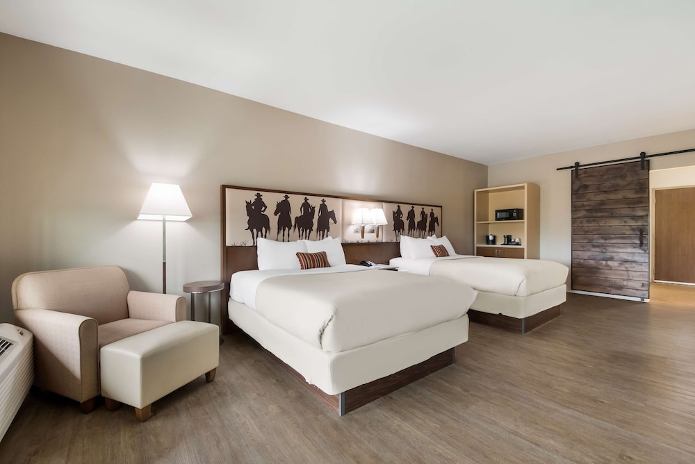 Suite, 2 Queen Beds, Non Smoking, Balcony - Photo 2