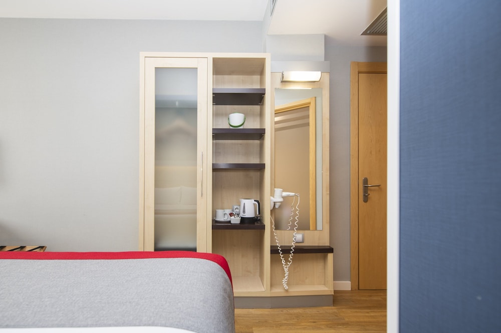 Standard Room, 1 Queen Bed with Sofa bed (Free Breakfast) - Photo 8