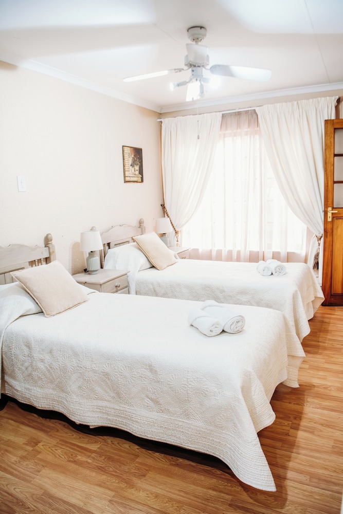 Economy Twin Room photo 1