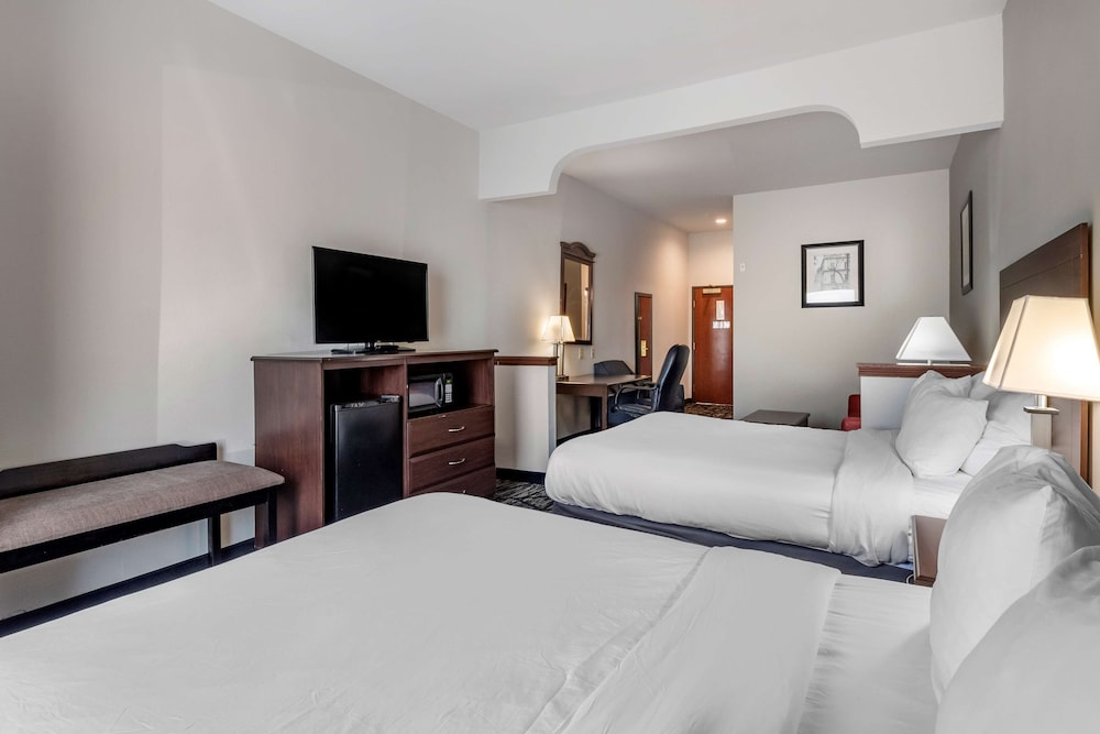 Suite, 2 Queen Beds, Non Smoking, Refrigerator & Microwave photo 2