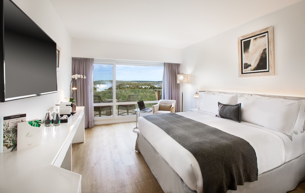 Room, 1 King Bed (Red Level, Waterfall View, 3 adults)