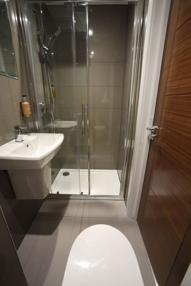 Basic Quadruple Room photo 3