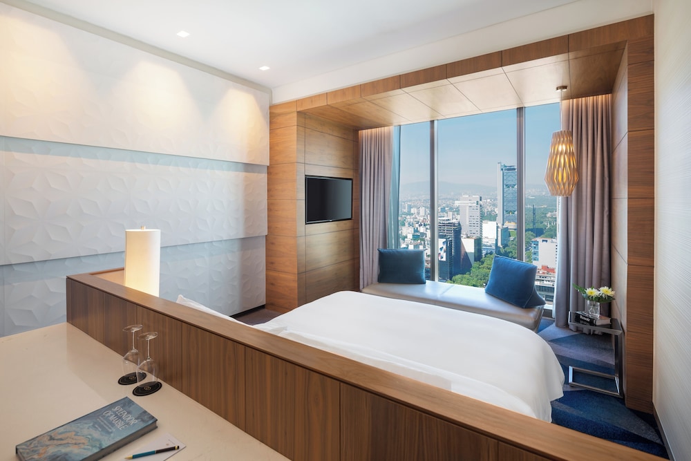 Superior Room, Business Lounge Access (Skyline View)