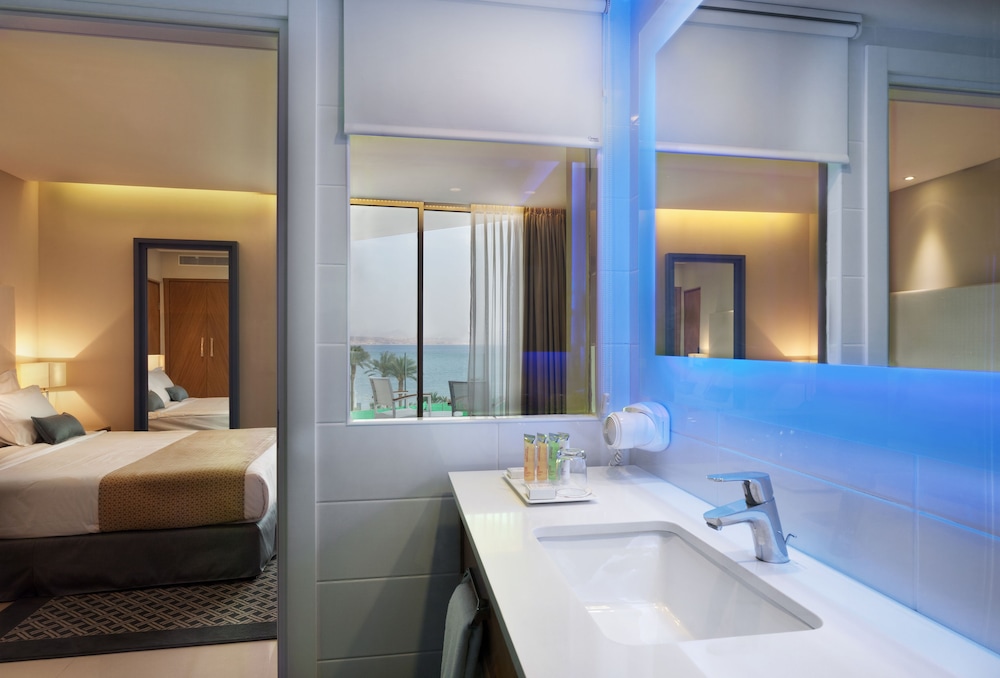 Deluxe Room, Pool View - Photo 2
