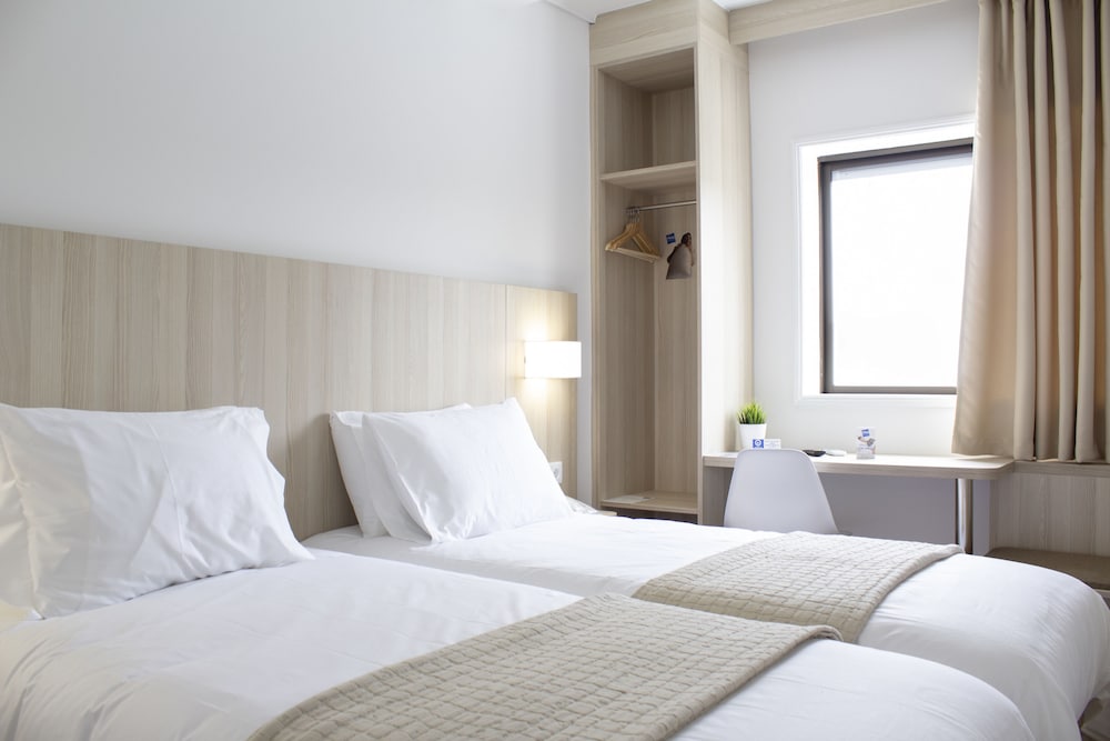 Twin Room, City View photo 3