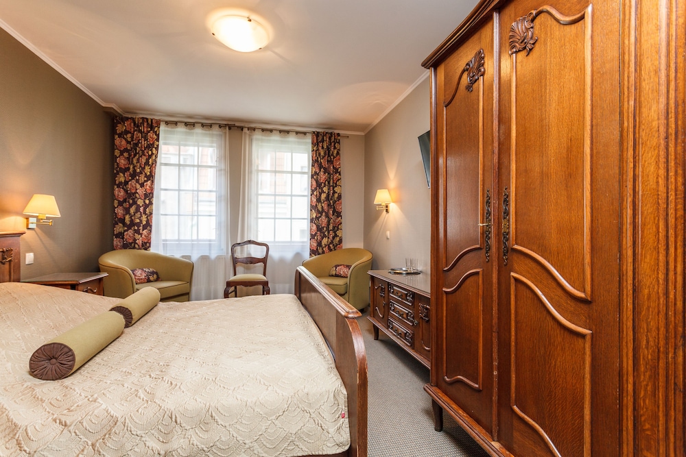 Single Room thumbnail 5