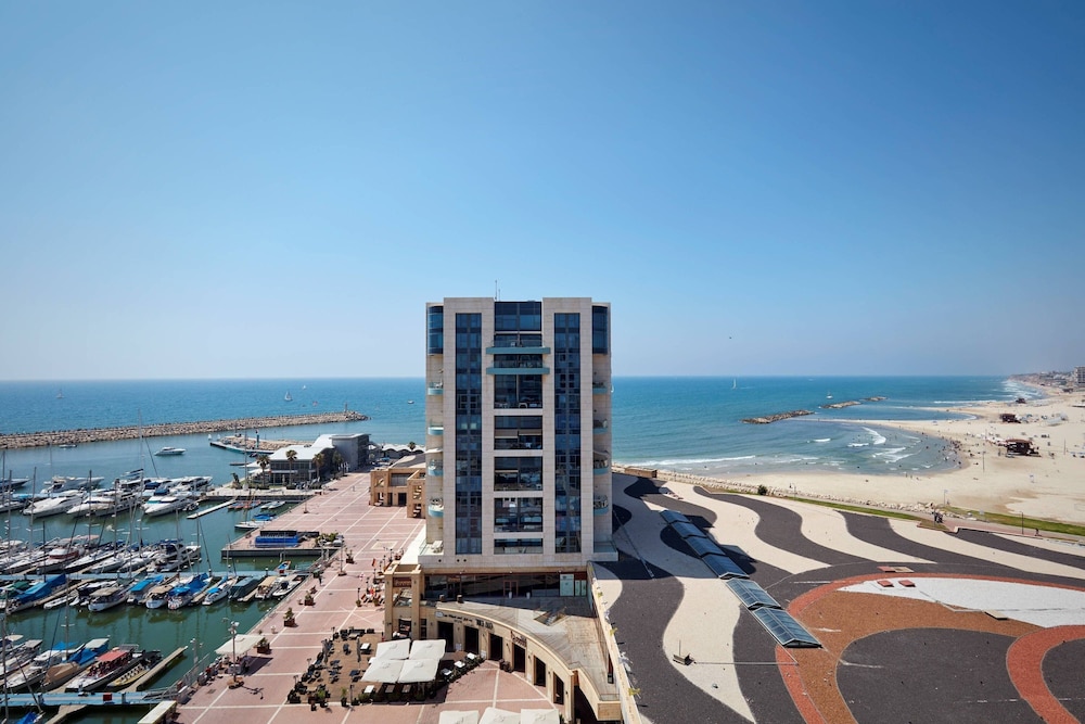 One Bedroom Suite, 1 King Bed, Sea View