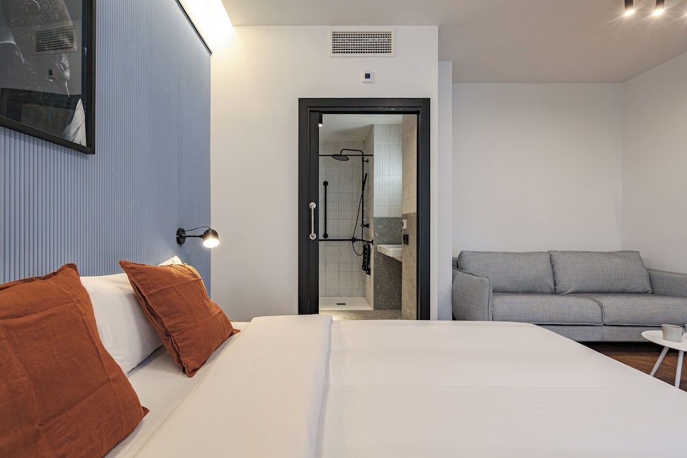 Room, Accessible - Photo 4