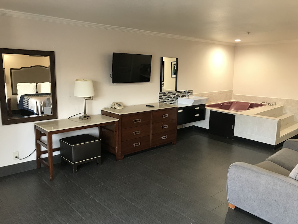Economy Single Room, 1 King Bed, Hot Tub - Photo 3
