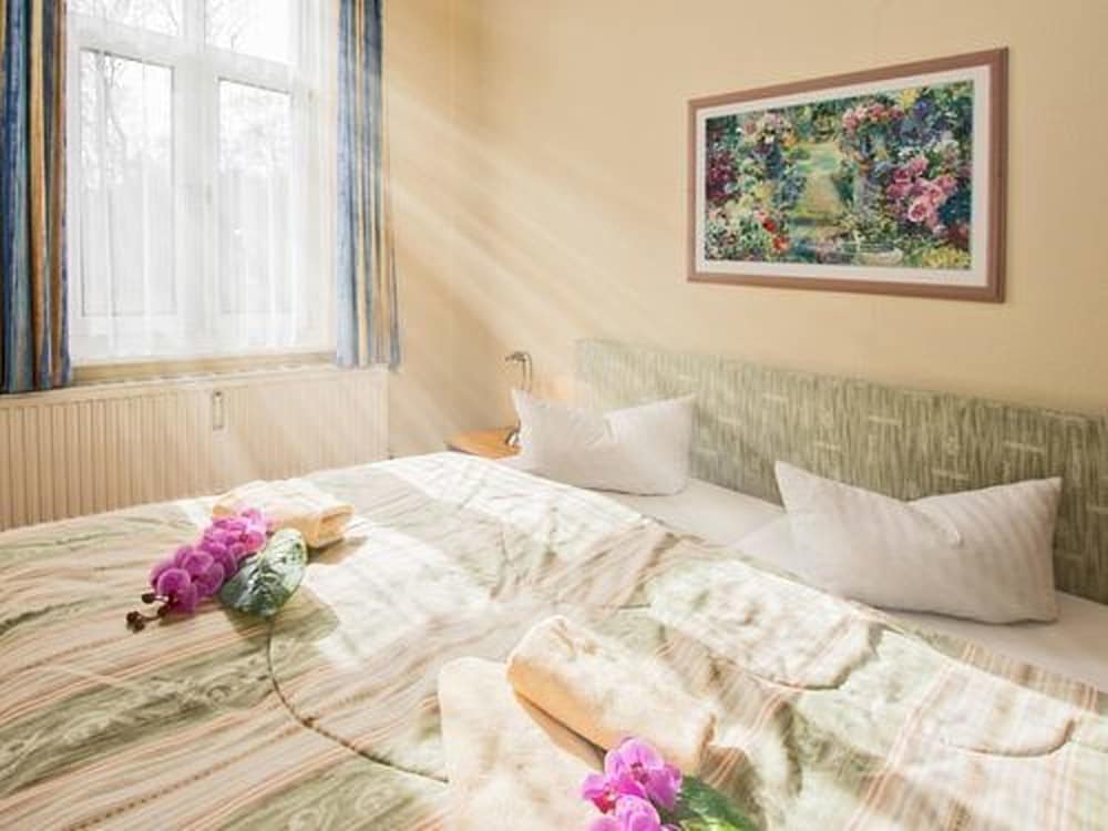 Classic Condo, 1 Queen Bed with Sofa bed (Opal) photo 2