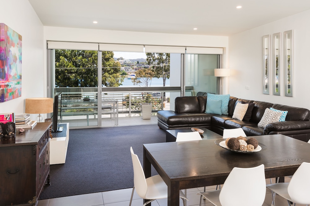 Three Bedroom Lakeside Townhouse - Photo 7