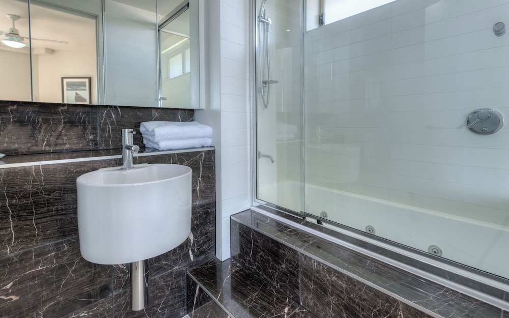 2 Bedroom Apartment Water Views photo 2