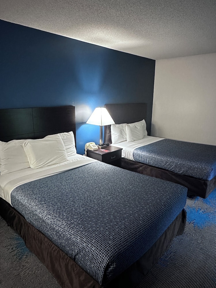 Basic Single Room, 2 Double Beds, Non Smoking photo 3