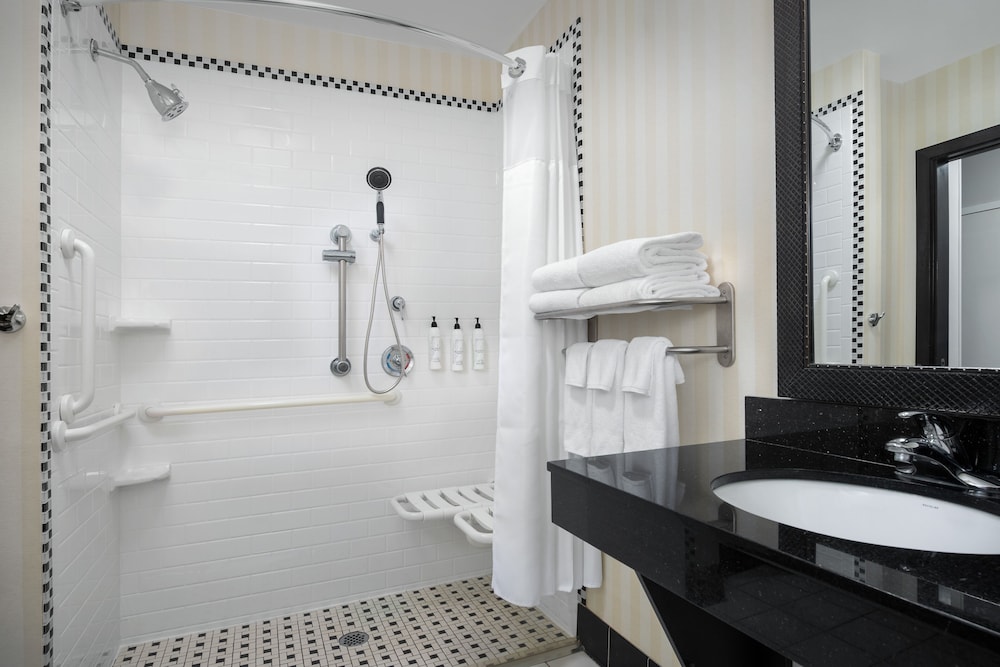 Room, 2 Queen Beds (Mobility/Hearing Access, Roll-In Shwr) photo 3
