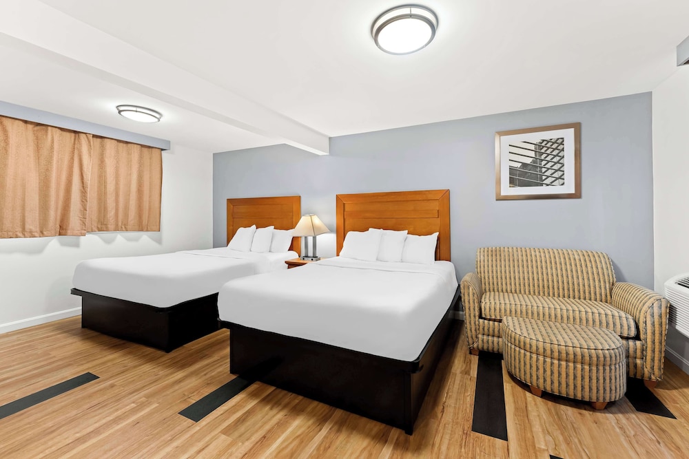 Room, Non Smoking (1 King Bed and 1 Queen Bed) - Photo 3