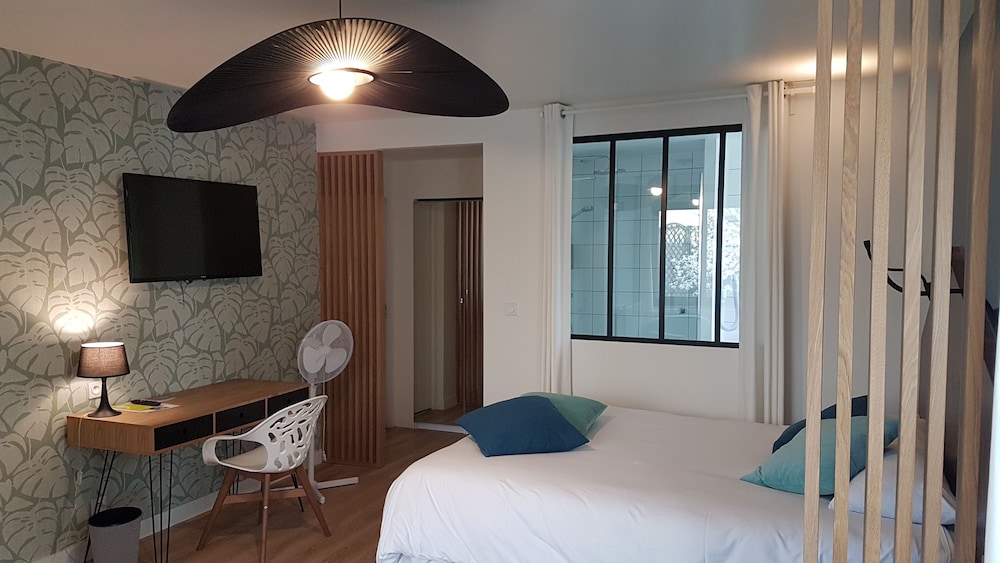 Superior Room, 1 King Bed, Non Smoking (Shower Only) photo 1