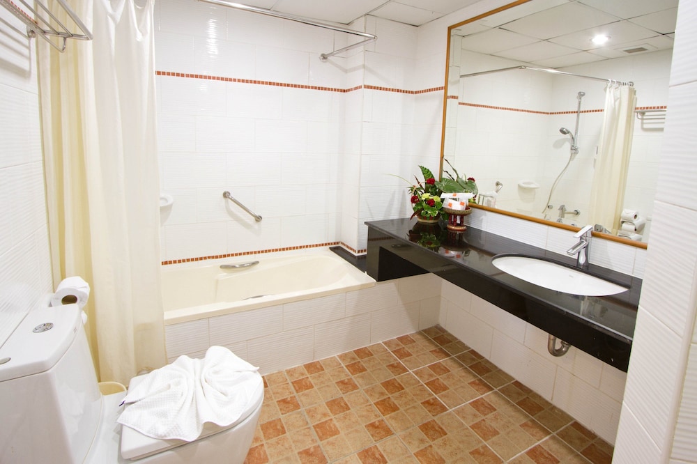 Junior Suite Pool View - No Pets Allowed - Photo 15