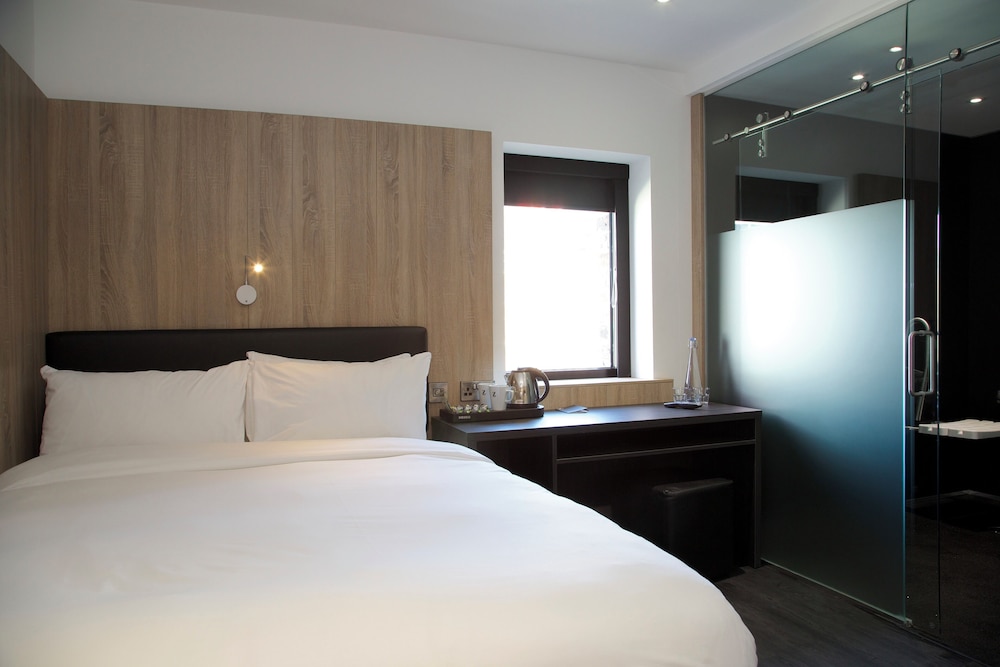 Queen Accessible Room photo 2