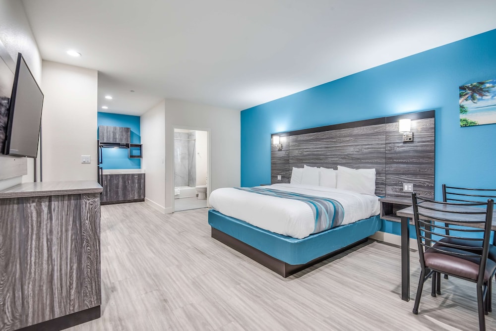 Suite, 1 King Bed, Non Smoking, Kitchenette