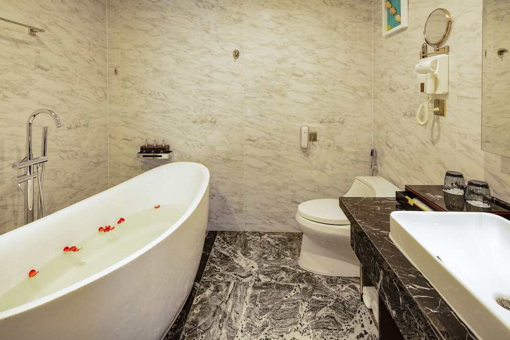 Signature Room, Bathtub, Partial Ocean View - Photo 7