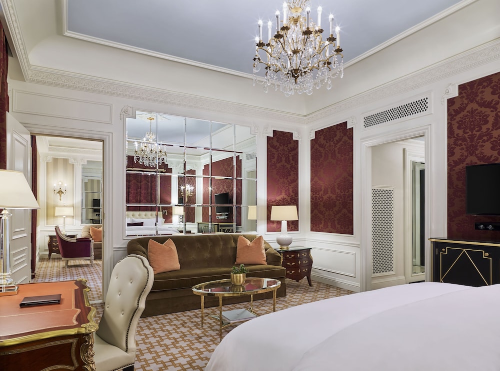 Deluxe Suite, 1 King Bed with Sofa bed, City View (One Bedroom Signature Suite) photo 1
