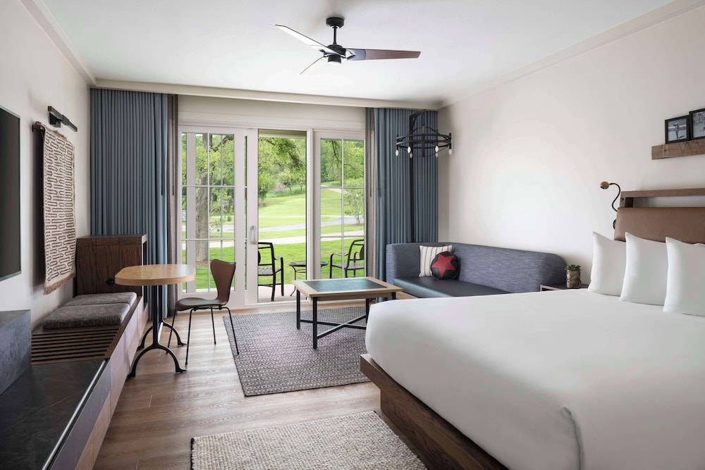 Room, 1 King Bed, Accessible, Bathtub photo 1